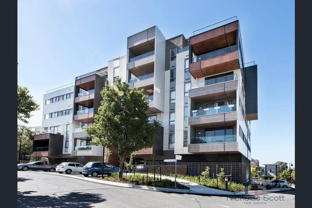 2 Bed 2 Bathroom Penthouse With Amazing Balcony & City Views - Across From Highpoint Maribyrnong Exterior photo