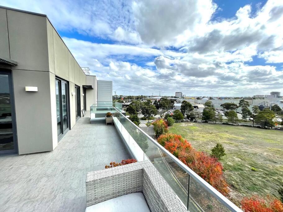 2 Bed 2 Bathroom Penthouse With Amazing Balcony & City Views - Across From Highpoint Maribyrnong Exterior photo