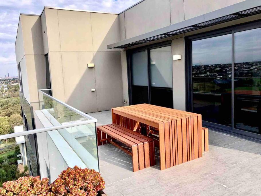 2 Bed 2 Bathroom Penthouse With Amazing Balcony & City Views - Across From Highpoint Maribyrnong Exterior photo