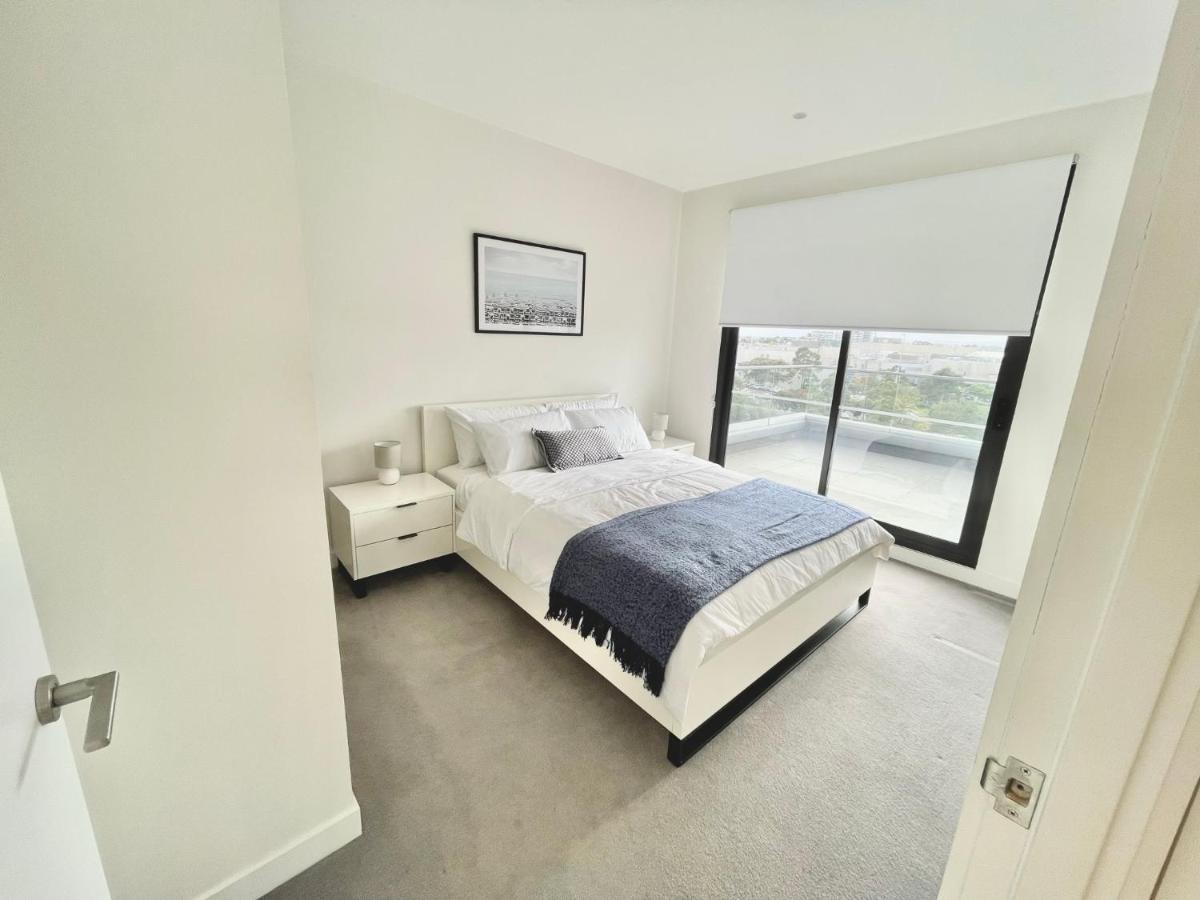 2 Bed 2 Bathroom Penthouse With Amazing Balcony & City Views - Across From Highpoint Maribyrnong Exterior photo